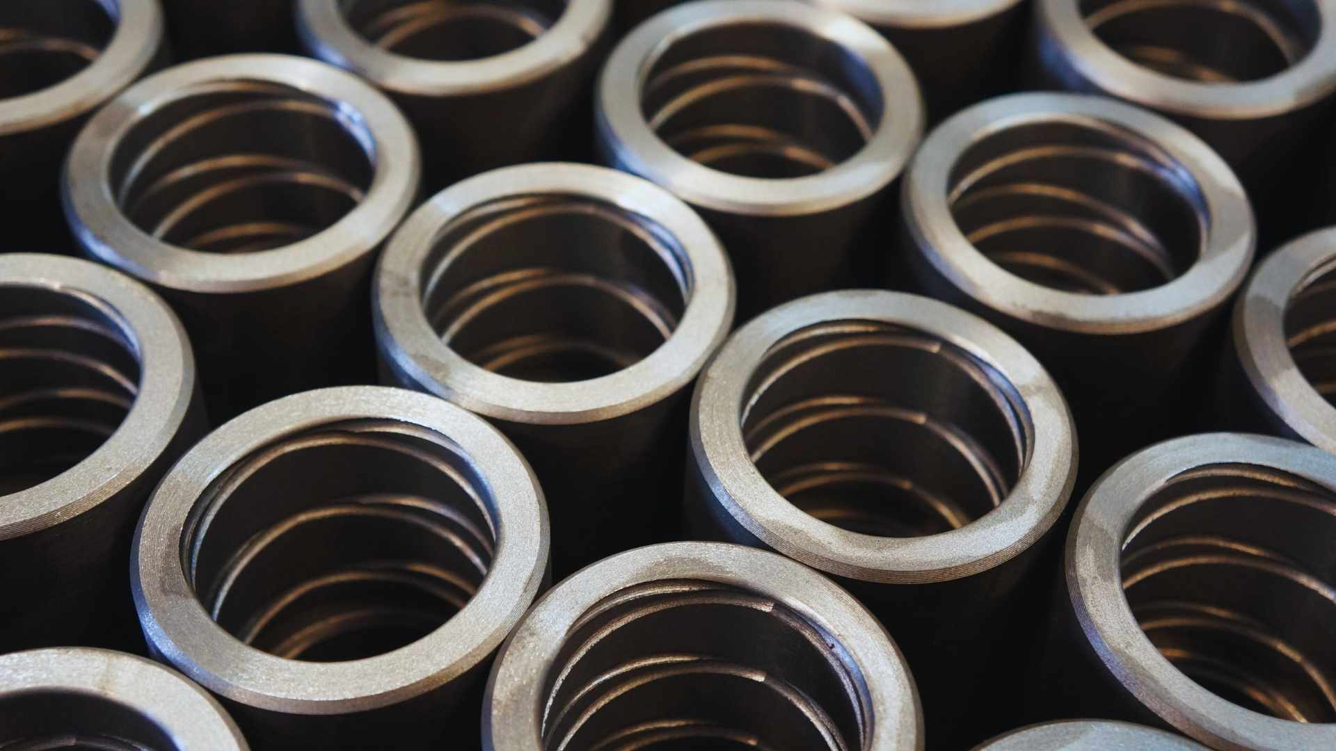 3 cuellos de botella en la fabricación metálica que amenazan tus entregas del Q4 - Talleres Hernández